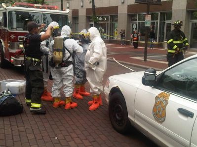 ER-0022
Photo Date: 05-09-14
Photo Credit: Eric Kaufman
Description: Preparing to make entry to field screen unknown substance in Level B

